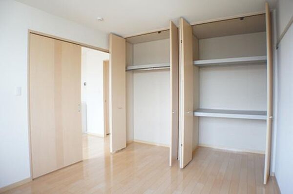 画像9:洋室は収納付き！三段に分かれた戸棚とハンガーパイプ付きでお洋服や寝具、季節家電など一緒に整理可能です！