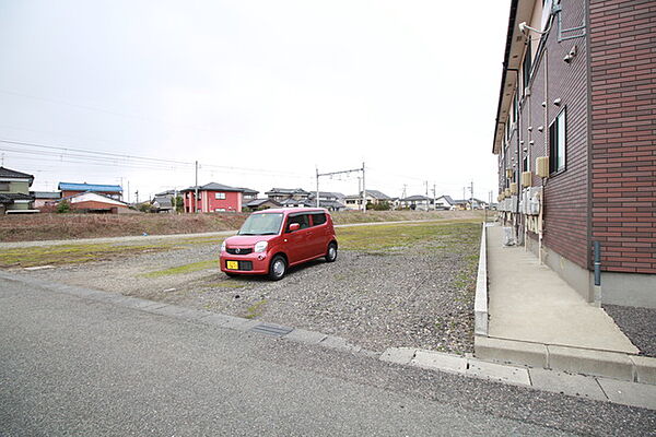 画像22:建物裏手の駐車場は砂利になります。