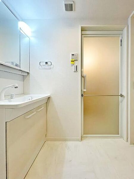 画像11:【洗面所】大理石調の床と、ホワイトとベージュを基調とした洗面所。三面鏡タイプの洗面台を設置しました。