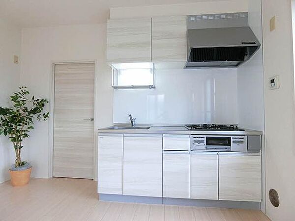 画像5:【キッチン】壁付けのためテーブルを置くスペースも確保ができ空間を広くご利用頂けます♪　キッチンには上下に収納スペースも確保しております☆