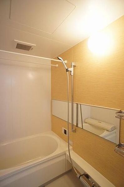 画像14:【浴室】160ｃｍ×180ｃｍのゆったりバスルーム。壁を横切るミラーで空間に広がりを感じます。