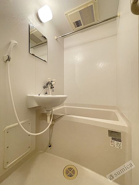 画像21:鏡付きの使いやすい洗面です。浴室一体型タイプ。