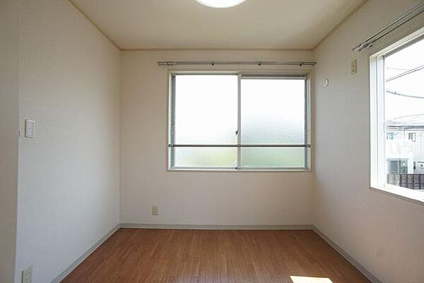 画像8:天井ＬＥＤ照明付き、3部屋目の洋室です。角部屋なので、窓が2方向にあります。