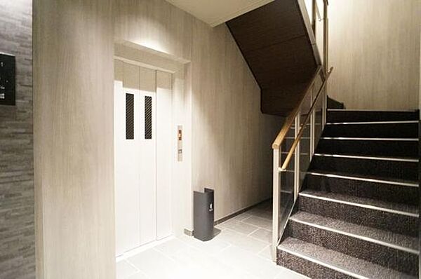 画像18:■共用部仕様　■自動ドア・エレベーター付き。1階床はタイル、2，3，4階床にタイルカーペットを使用し、落ち着いた空間を演出♪