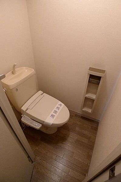 画像11:【トイレ】トイレには洗浄機能付き便座を設置！！　ツールボックスや上部棚、タオルハンガーを設置しております♪