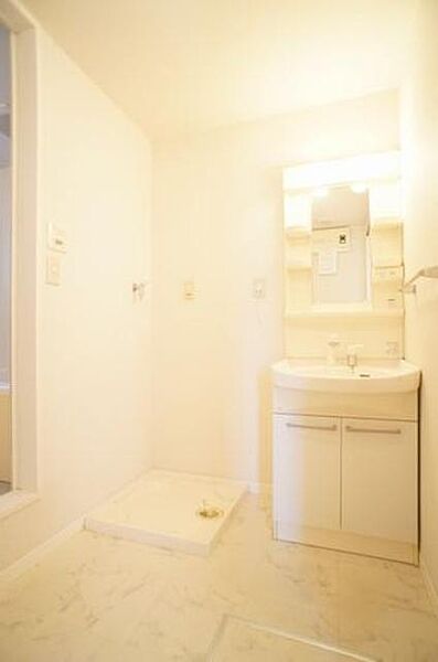 画像9:鏡の両脇に収納スペースを確保した洗髪洗面化粧台は、水栓がリフトアップするので洗髪もラクラク♪忙しい朝の洗髪に大助かり♪