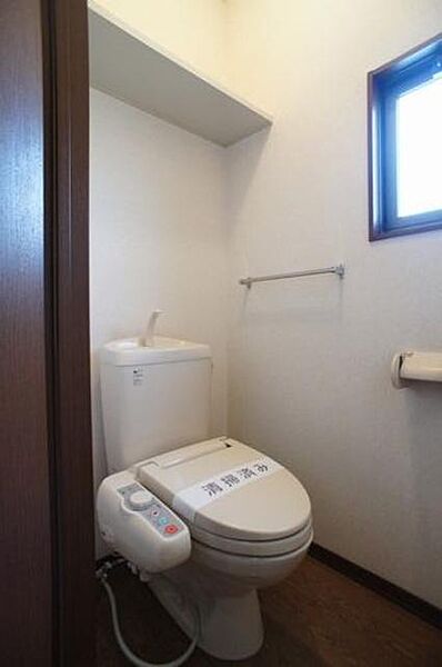 画像10:☆トイレ☆暖房洗浄便座機能付トイレです。上部に収納棚も設置