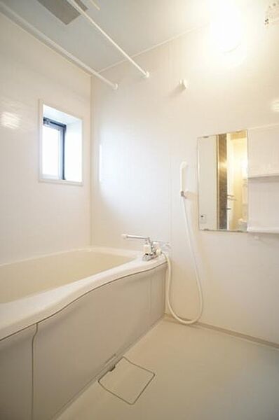 画像9:【浴室】小窓のある明るい浴室は換気しやすくいつでも清潔！もちろん追い焚き機能付き♪