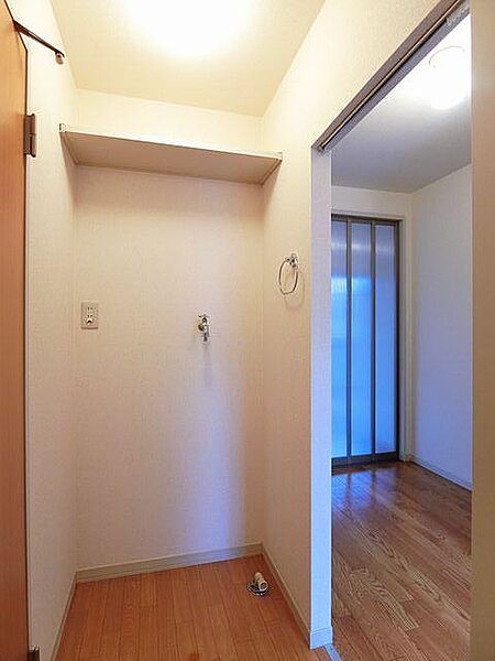 画像13:【洗濯機置き場】キッチンホールの横には洗濯機置き場。玄関から見えにくいように壁を設けております。上部棚やタオルハンガーを設置しており、上部棚にはサニタリーグッズを置くことができます♪