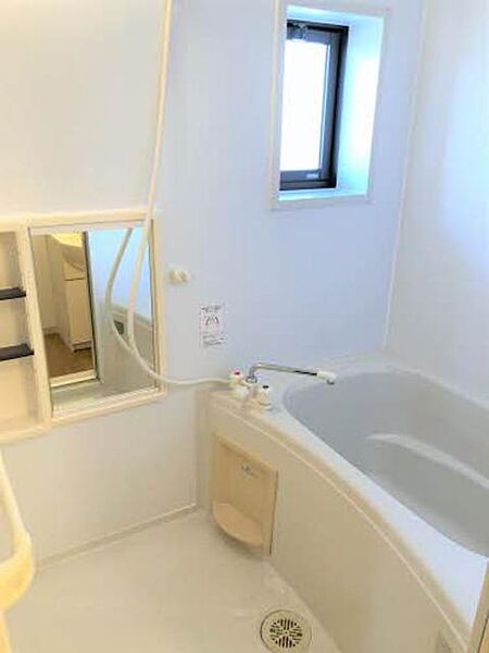画像13:換気、採光に便利な小窓付浴室！