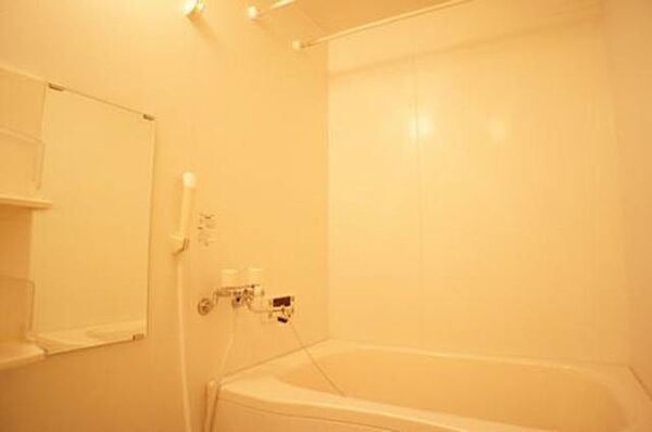 画像8:◆浴室◆　24時間換気システム＆物干し竿付き！日々の疲れを癒す浴室は清潔感溢れるホワイトで統一されています。