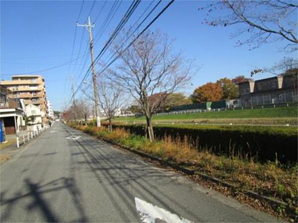 画像6:物件横は散歩道