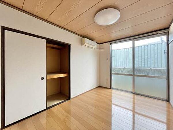画像3:明るいお部屋です。床はフローリング、壁には便利なレールフックもあります。夏も冬も快適なエアコン付き。