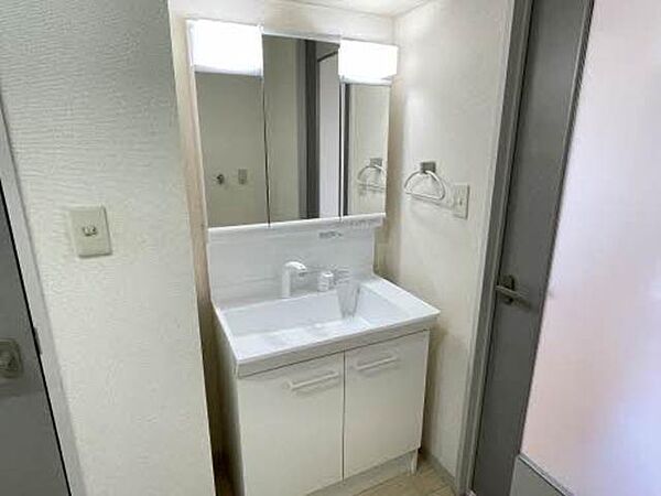 画像5:身支度に便利な三面鏡の洗面化粧台です。シャワー水栓付きでシャンプーもできます。