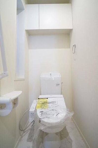 画像11:洗浄機能付きのトイレです♪扉付きの収納が重宝します♪