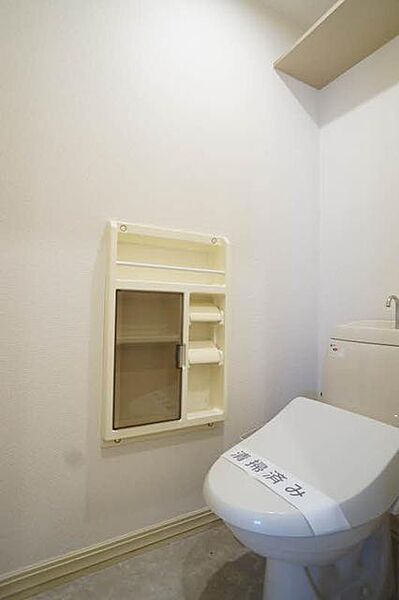 画像16:【トイレ】毎日快適、温水洗浄便座付き。