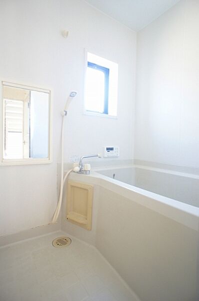 画像8:【浴室】浴室には小窓があり、換気に役立ちます★
