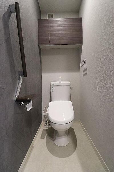 画像12:◇トイレ◇　洗浄機能付き便座となっており便利な仕様となっております♪上段には収納棚が付いております。
