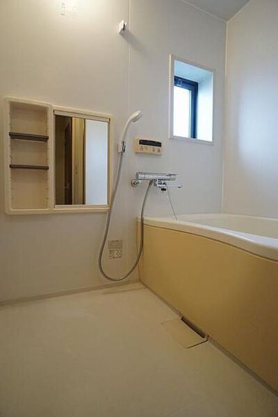 画像9:【浴室】換気と採光を考慮した小窓があって明るく清潔感あるバスルームは、沸かし直しができて経済的な追焚給湯機能付き♪
