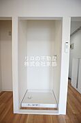 洗濯機置き場は室内にあるので雨に濡れる心配はありません。