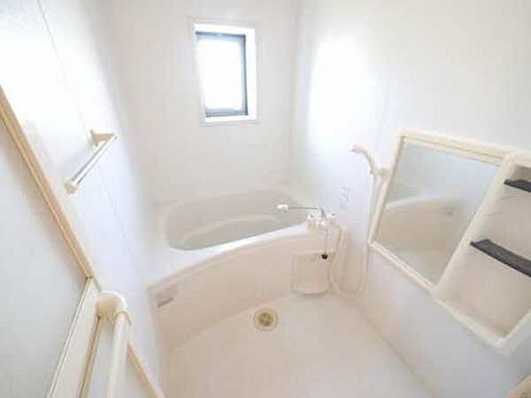 画像5:浴室は小窓があり明るい印象です。