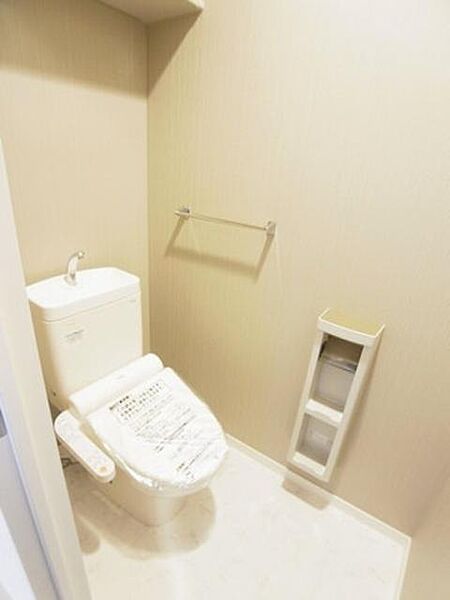 画像16:トイレも大理石調の床やグレーのアクセントクロスで落ち着いた空間となっております☆