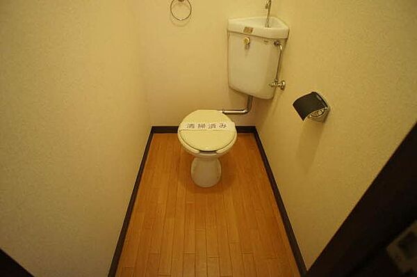 画像12:トイレは床・壁リニューアルし、清掃済みです。