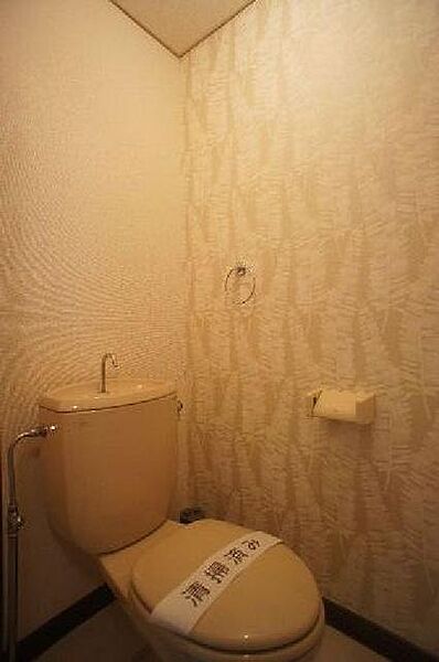 画像13:◆トイレ◆デザインクロスを採用し、限られた空間もおしゃれに演出しています♪