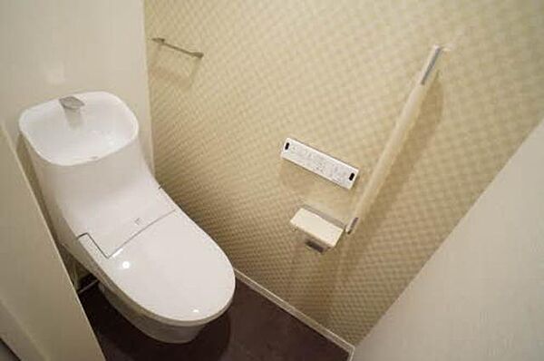 画像22:トイレには、洗浄機能付き便座・おしゃれなペーパーホルダーも採用です☆
