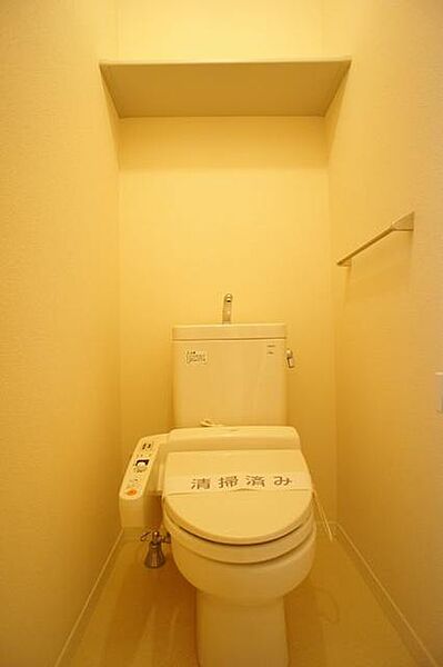 画像11:○温水洗浄暖房機能付きトイレ○　便利な多機能トイレです！上の棚は日用品置き場にどうぞ。快適なひと時をあなたに・・・