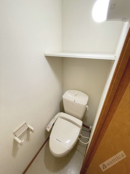 画像19:人気アイテムの温水洗浄便座。清潔感のあるトイレです。