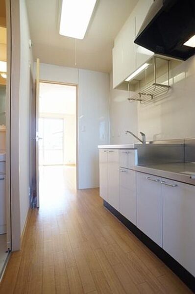 画像10:扉パネルを白で統一し、清潔感があり明るい雰囲気のキッチン♪水切り棚や上下に収納スペースを設けているので、食器や調理器具もしっかり収納可能です♪