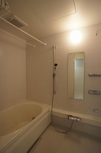 画像13:追い焚き機能付きの浴室です！！温度調節可能なサーモスタット水栓付！！上下に移動が可能なスライドバー付です！！