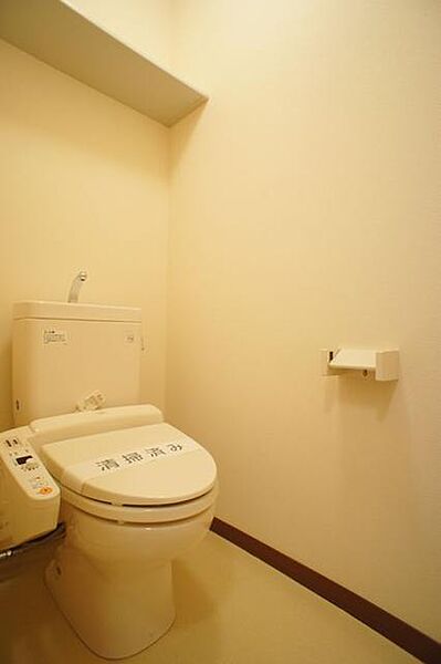 画像12:○温水洗浄暖房機能付きトイレ○　便利な多機能トイレです！上の棚は日用品置き場にどうぞ。快適なひと時をあなたに・・・