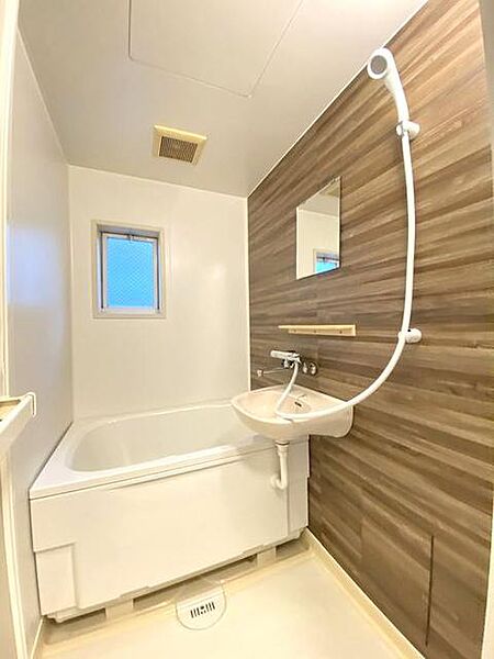 画像10:浴室には小窓がありますので換気にご活用ください