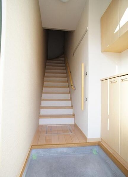 画像12:【玄関】玄関の様子です◎上下にわかれた収納付き。下駄箱としての収納力もあり、小物等を入れておくのも便利ですね♪