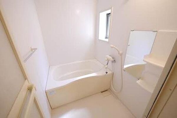 画像9:白色を基調とした清潔感のあるバスルームです♪換気もできる子窓が付いています♪
