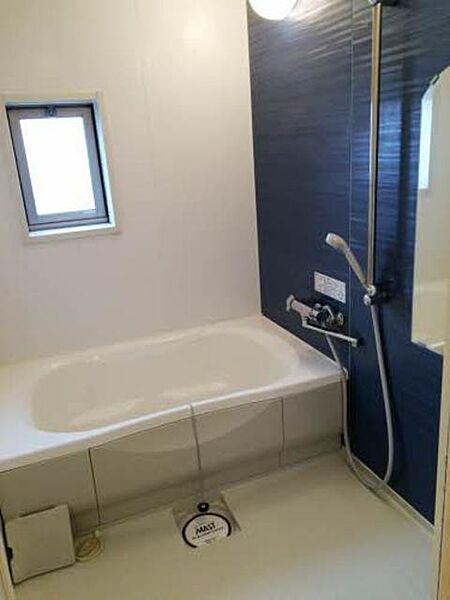 画像10:またぎ段差をおさえた低床型浴槽で家族が楽に入浴できる仕様です♪カラー壁面パネルは、バスルームのアクセントになります♪