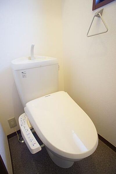 画像12:【トイレ】上部には空間を利用しトイレットペーパー等をストックできる棚が付いています♪