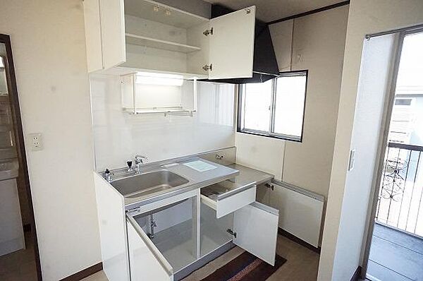画像6:収納スペースも多く使い勝手の良いキッチン♪（入居の際は置き型コンロ/瞬間湯沸かし器が必要です）