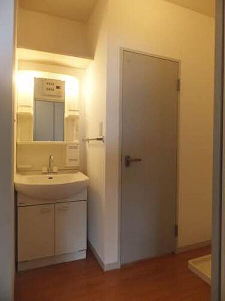画像6:洗面化粧台上部には収納棚があります。廊下−洗面所は引き戸で仕切れます。