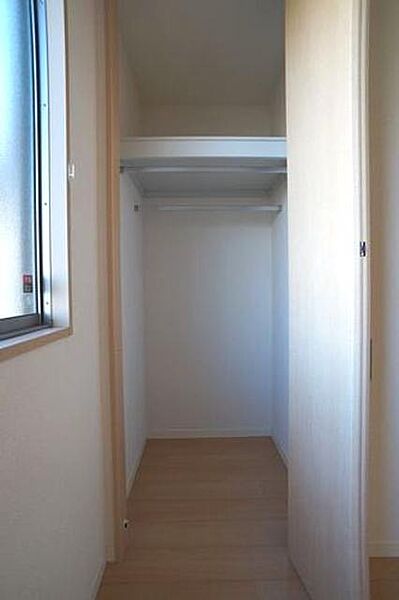 画像12:壁面の収納スペースは大きく扉が開くので、しまってあるものが一目でわかり出し入れも簡単ですよ♪ハンガーパイプ付きですので、衣類をハンガーにかけたまま収納できます！！