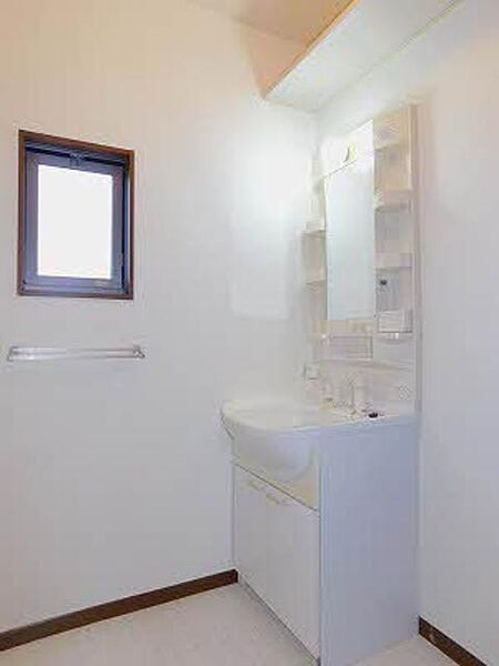画像10:洗髪洗面化粧台、換気・採光に便利な窓付き！