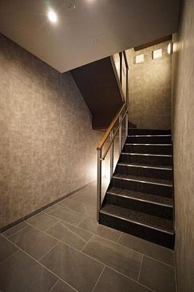 画像9:【共用階段】階段部や2階3階の廊下はホテルのようなカーペット敷きになっています。