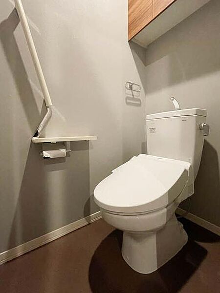 画像8:【トイレ】落ち着く色調のトイレ。上部吊戸棚、手摺、小物置きに使えるペーパーフォルダー天板があり、機能的にも充実しています。