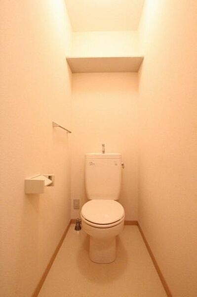 画像11:◆トイレ◆バス・トイレ別！上部には便利な収納棚もついています。