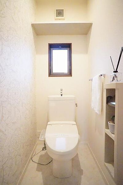 画像12:【トイレ】洗浄機能付暖房便座設置しております！上部には空間を利用しトイレットペーパー等をストックできる棚が付いています♪※家具は付属しておりませんので、ご注意ください※
