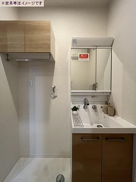 画像10:洗面所スペースにはランドリーラックがついています。600ｍｍ幅の洗髪洗面化粧台となっております。