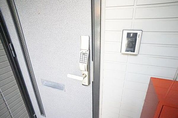 画像5:玄関の★カギ★は、自分が設定した暗証番号をタッチするデジタルロックです。セキュリティ強化された物件です。子カギを持つ必要がなく、紛失しないので安心です。