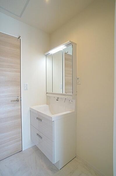 画像11:洗面台は75センチの幅があるワイドタイプを採用しています。収納扉もスライド式なので収納物の出し入れも簡単です。